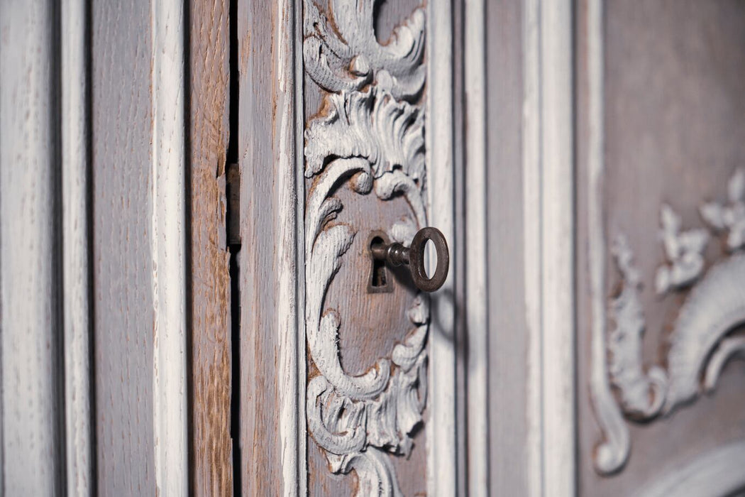 [No search required] Antique cabinet