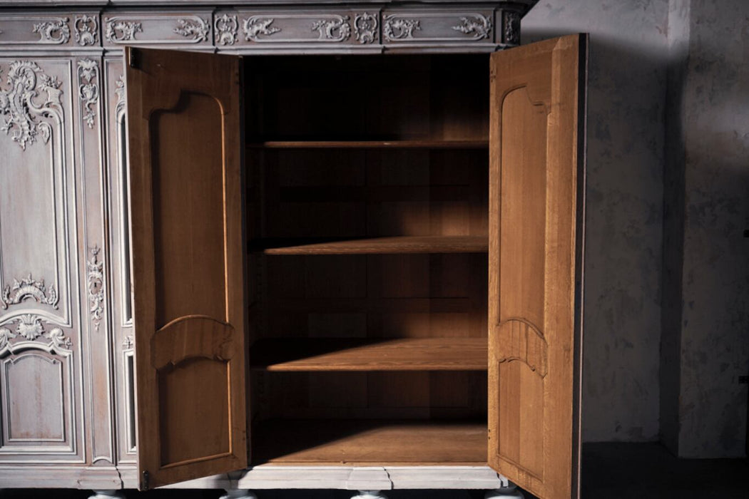 [No search required] Antique cabinet