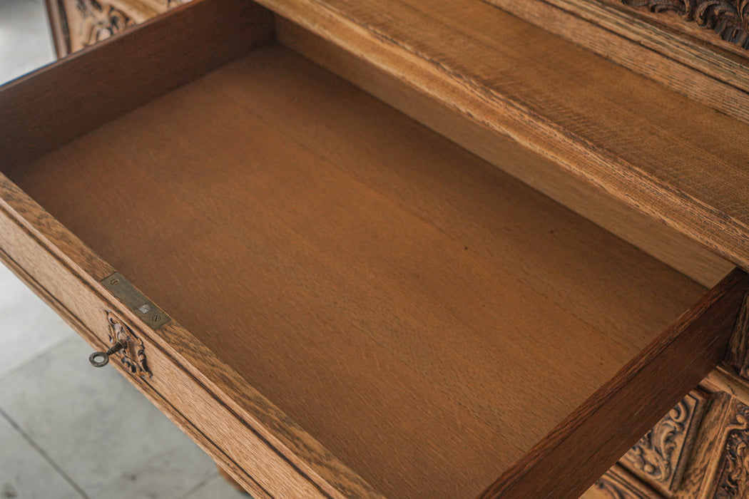 [Rental? Check] Antique cabinet