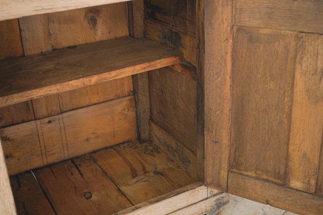 アンティークカップボード