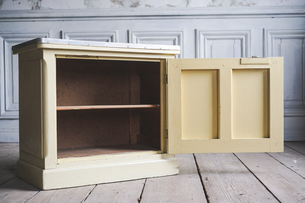 アンティークメタルトップキャビネット